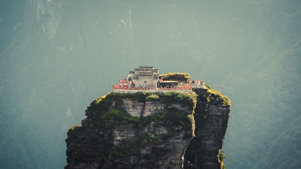 Históricos templos a la cima de la montaña en Fanjinshan de China